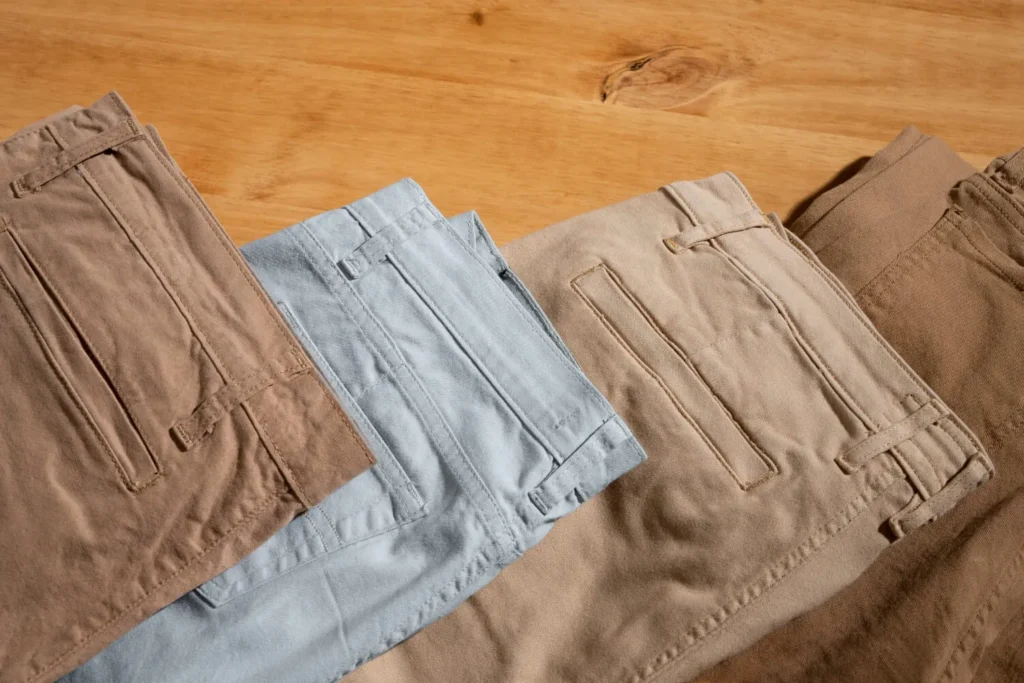 Tipos de pretinas: cuatro pantalones en tonos blanco, beige y marrón con pretina recta.
