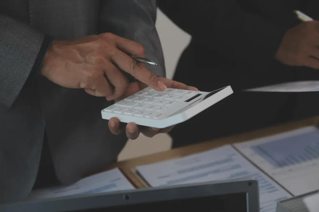 Dois executivos tentando saber como calcular o preço de venda de produto de moda