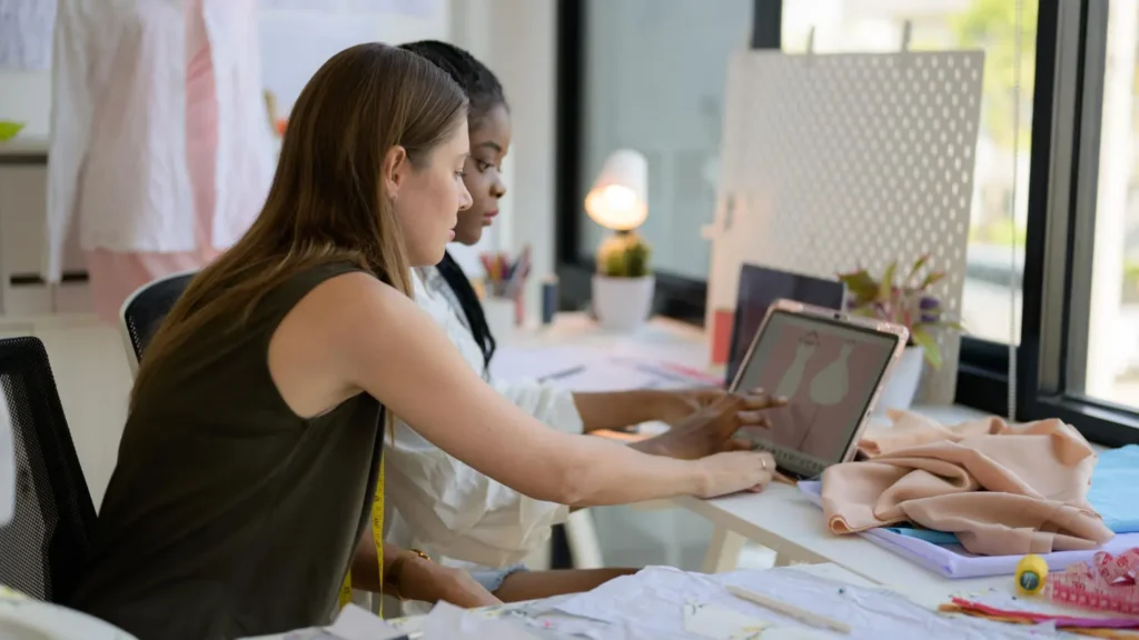Digitalización de procesos: mujeres mirando un diseño de moda en una computadora