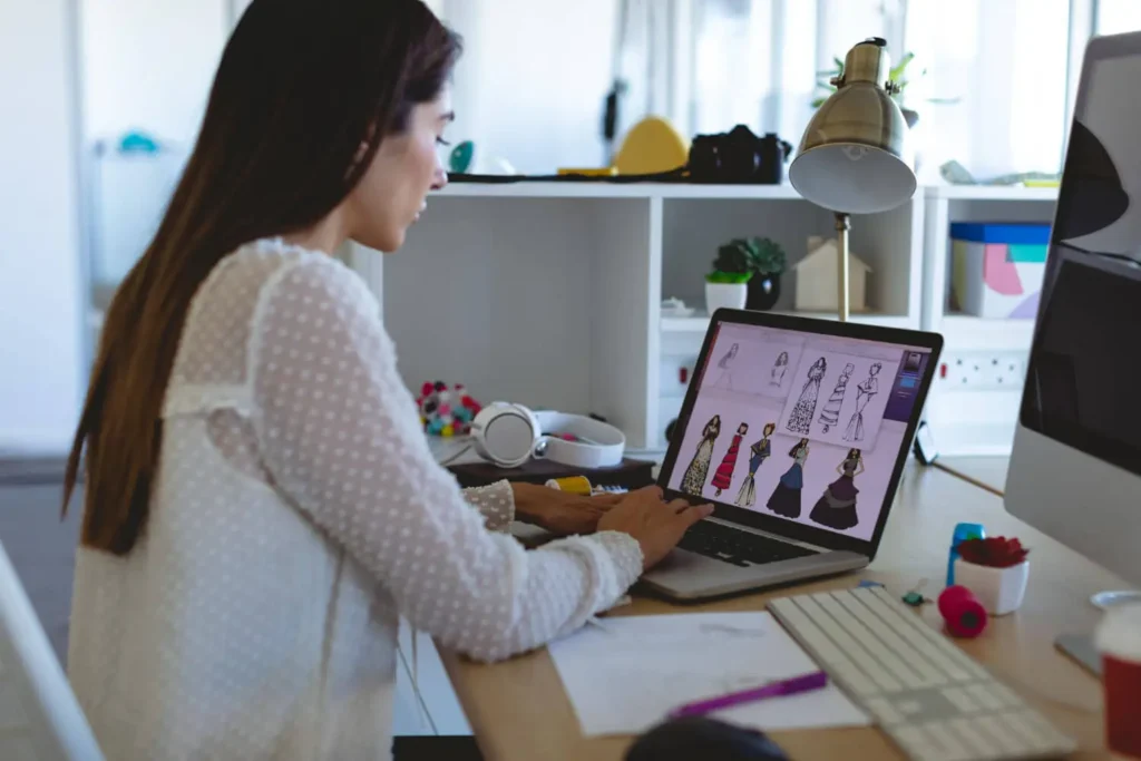 Software de modelado 3d: mujer haciendo un dise&ntilde;o de moda en la computadora