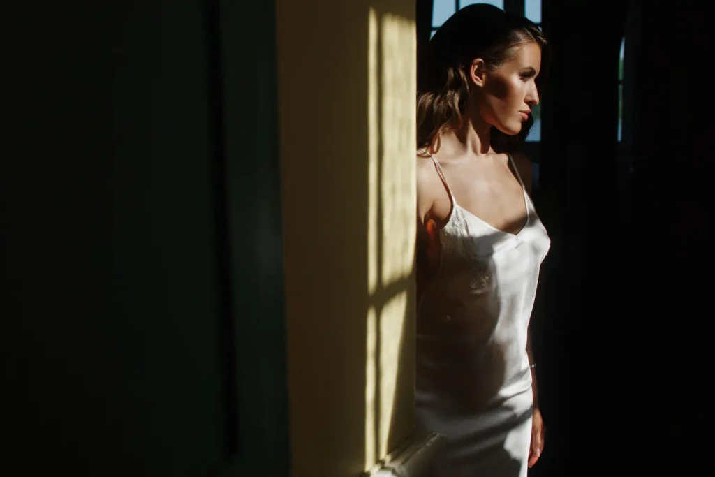 Mulher de cabelo curto em uma ilumina&ccedil;&atilde;o solar usando slip dress, grande tend&ecirc;ncia da primavera/ver&atilde;o de 2027.