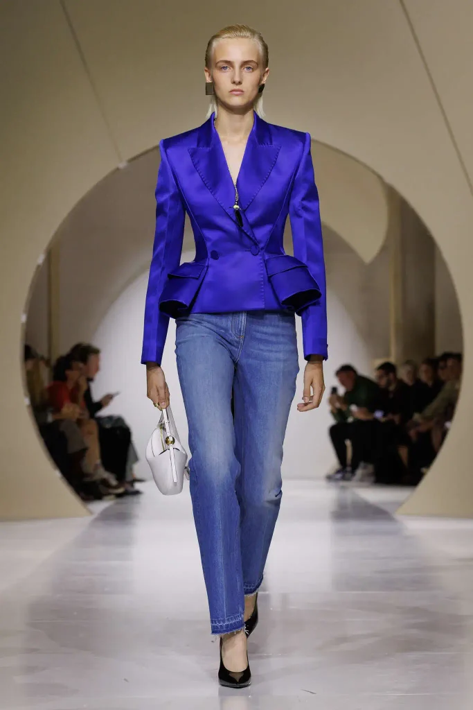 tendencias primavera verano 2027: modelo desfilando con blazer azul