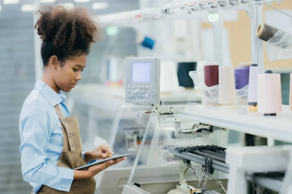 Producción industrial en Colombia: mujer controlando un equipo con hilos