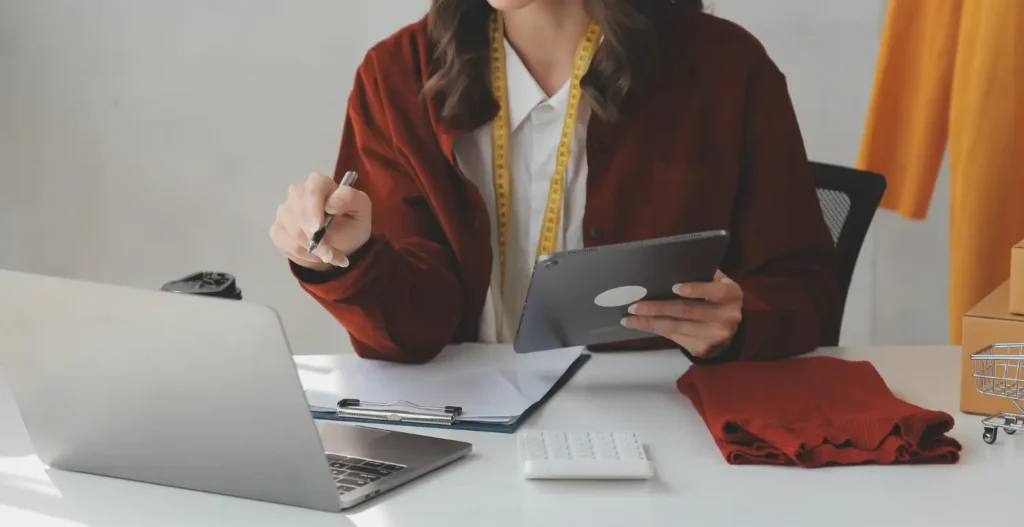 Estilista aprendendo como fazer roupas