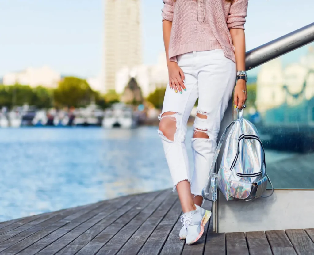 Dise&ntilde;ar pantalones: mujer con un pantal&oacute;n blanco