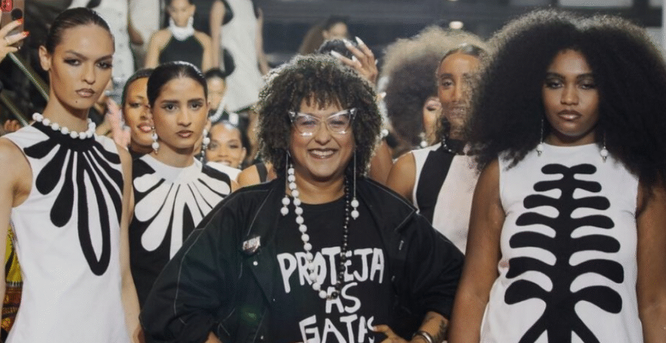 Isa Silva com modelos em desfile. Cr&eacute;ditos: Jordan Vilas/Vogue Brasil