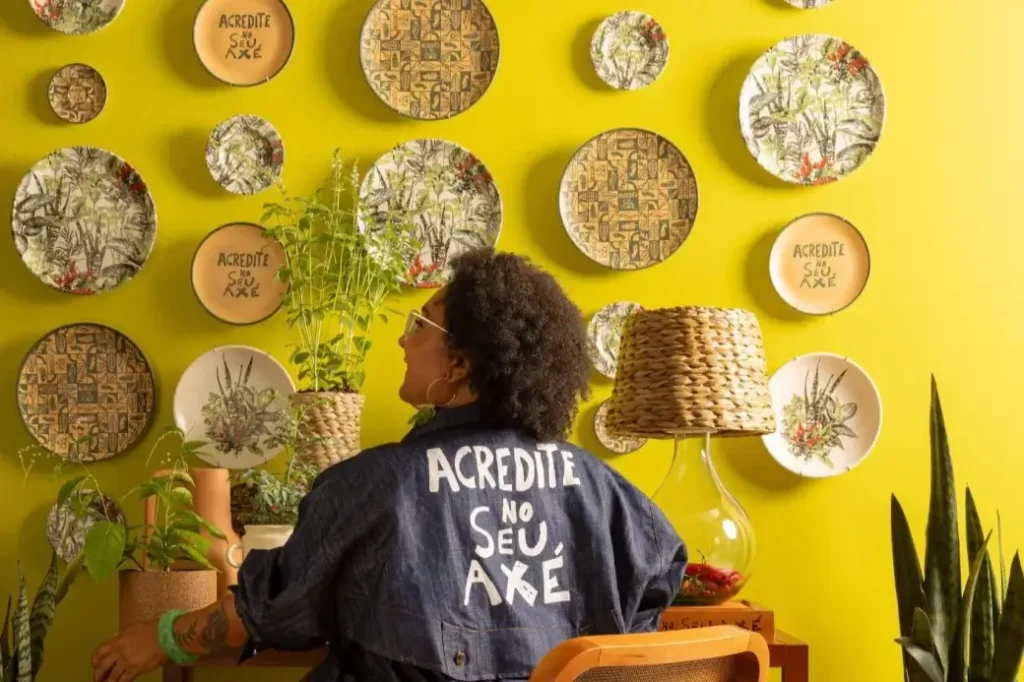 Isa Silva com a coleção de pratos de cerâmica com a Tok&Stok. Créditos: Divulgação Tok&Stok/Isa Silva