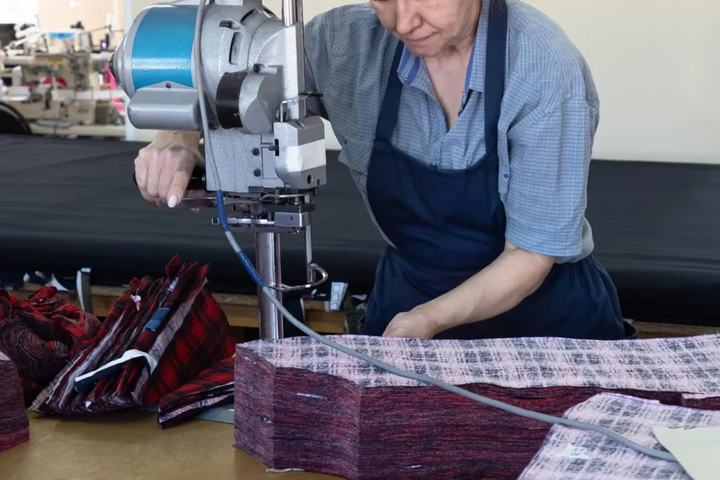 M&aacute;quinas industriales: mujer cortando tela con una m&aacute;quina