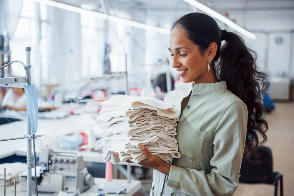 materiales textiles: mujer en un taller de costura con tejidos en las manos