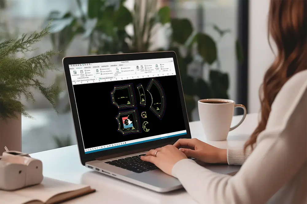 Modelista usando o Audaces Moldes para fazer o molde de camiseta
