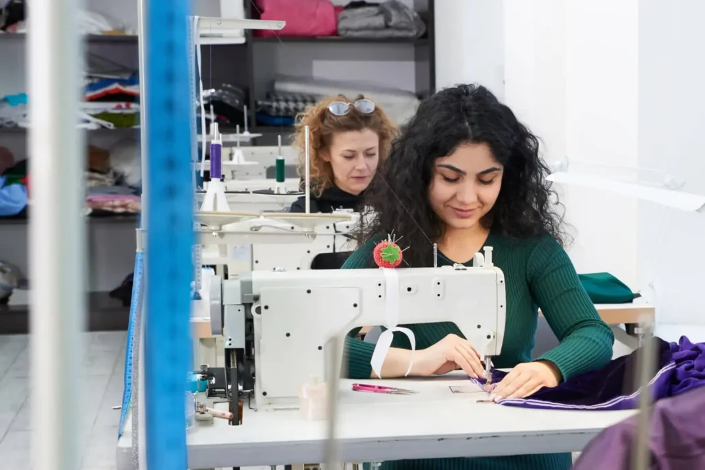 Producción industrial en Colombia: mujer: mujeres cosiendo ropas