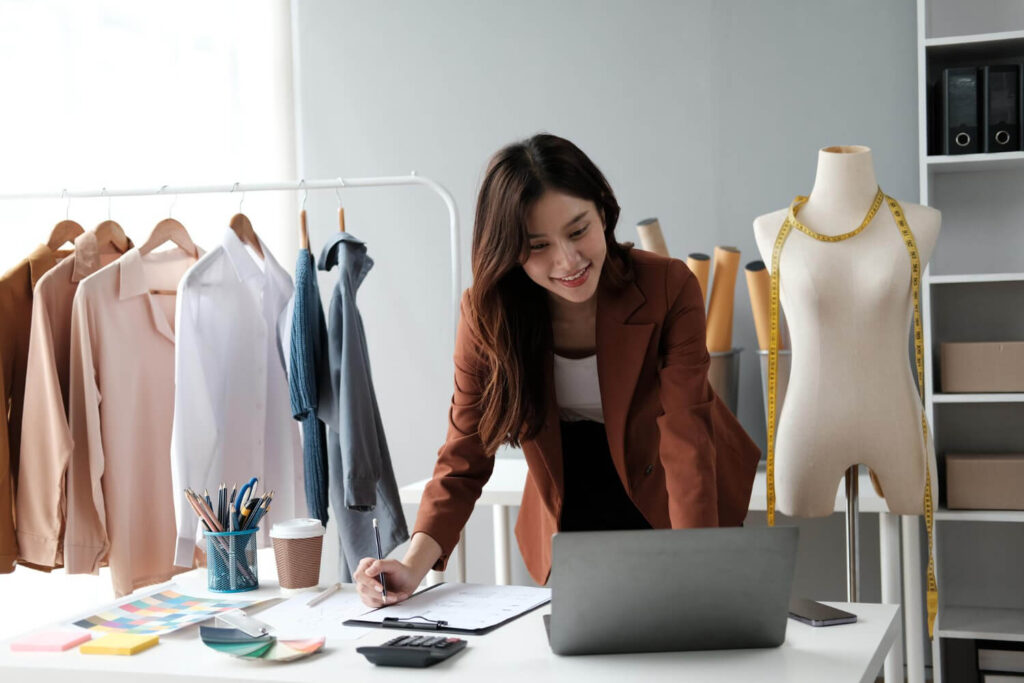 prototipado 3d: mujer con una computadora en un taller de moda