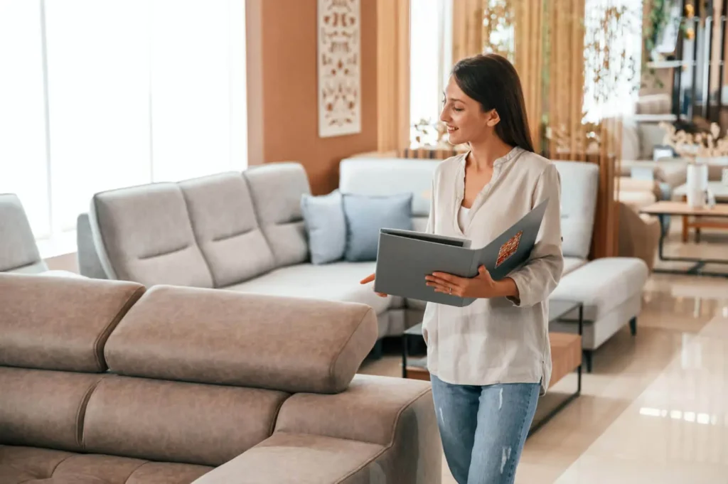 Tendencias en muebles: mujere mirando muebles 