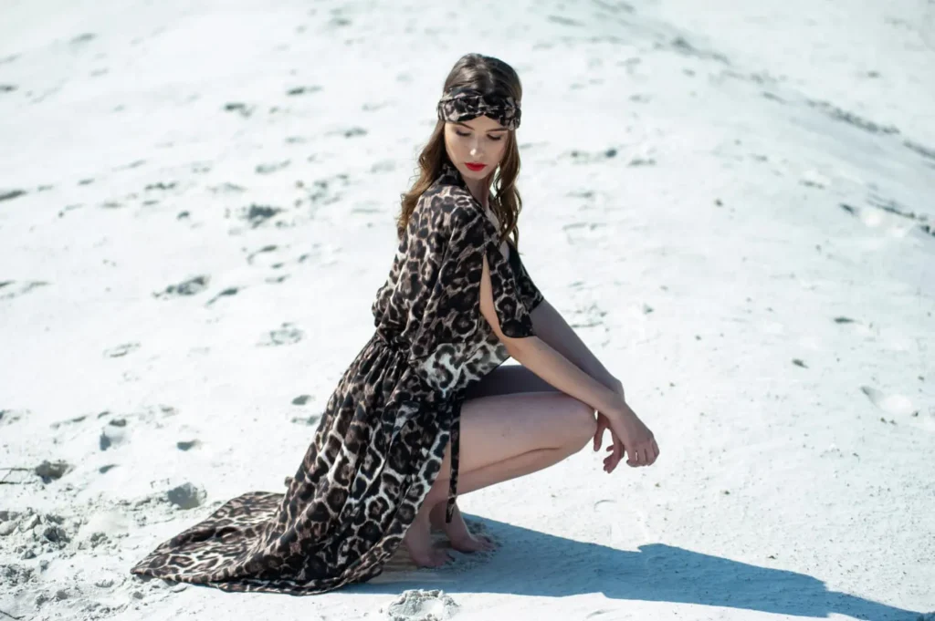 estampado animal print: mujer con ropal total animal print de jaguar