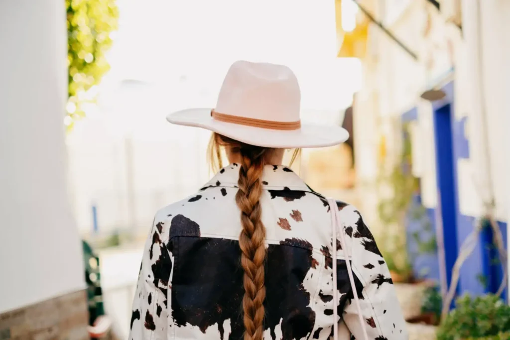 estampado animal print: mujer con chaqueta animal print de vaca