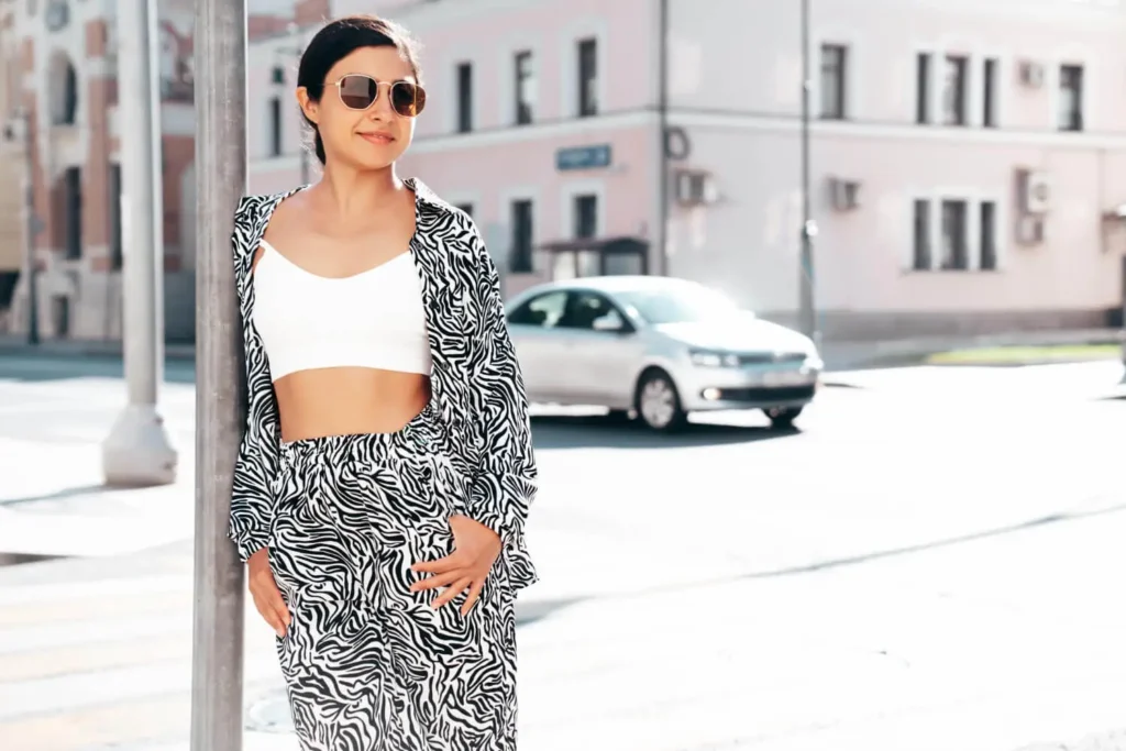 estampado animal print: mujer con ropal total animal print de cebra