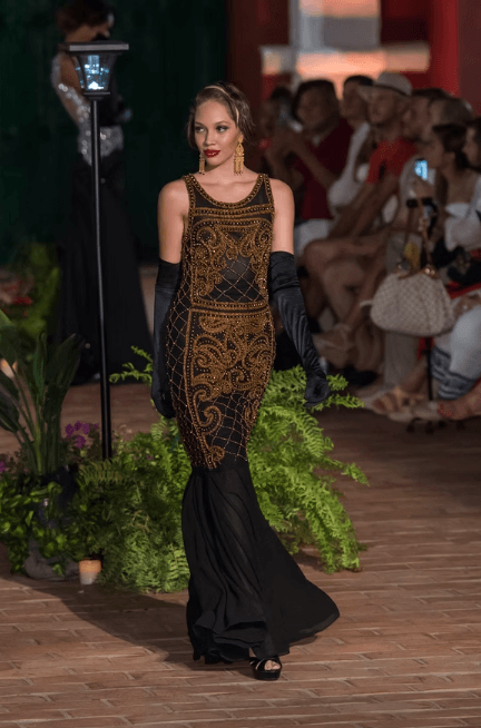 Hern&aacute;n Zajar: vestido del dise&ntilde;ador de moda Hern&aacute;n Zajar en una modelo desfilando