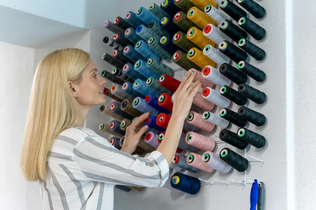 industria textil en argentina: mujer tocando varios hilos