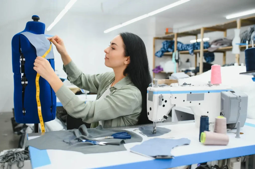 industria textil argentina: mujer haciendo la medición de un patrón en un maniquí. 