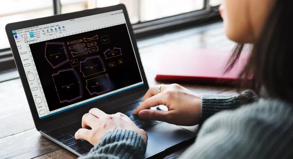 Integrazione di sistema: un creatore di modelli che lavora con la tecnologia Audaces.