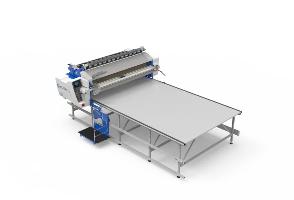 Audaces Premium, a enfestadeira automática da Audaces, com a mesa de enfestar tecido Audaces Pratica.