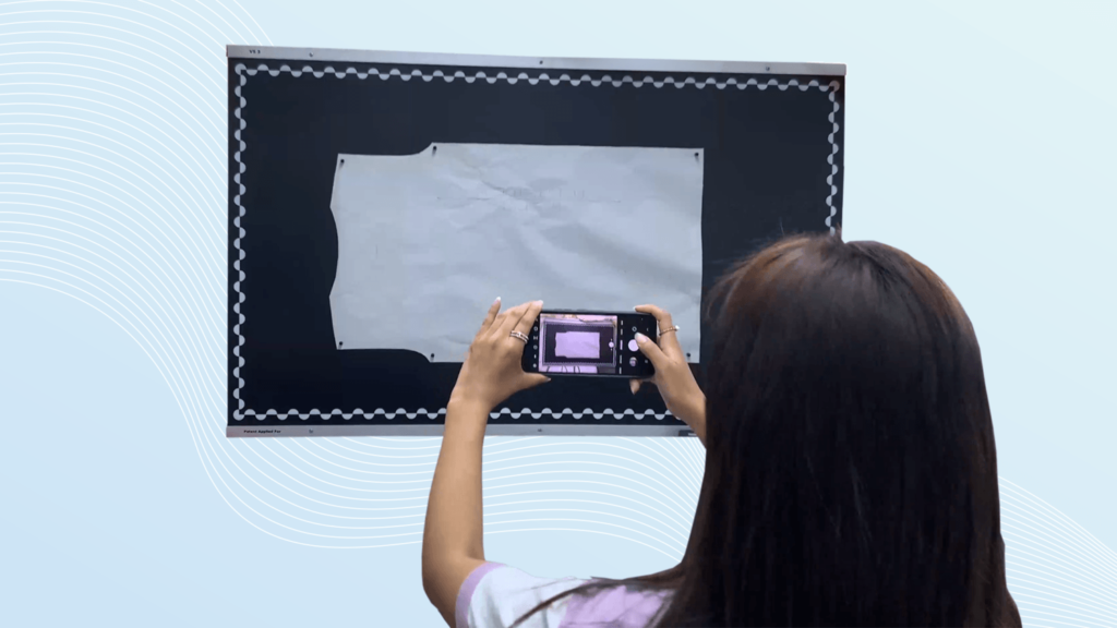 Tablero digitalizador: mujer capturando patrones con el celular