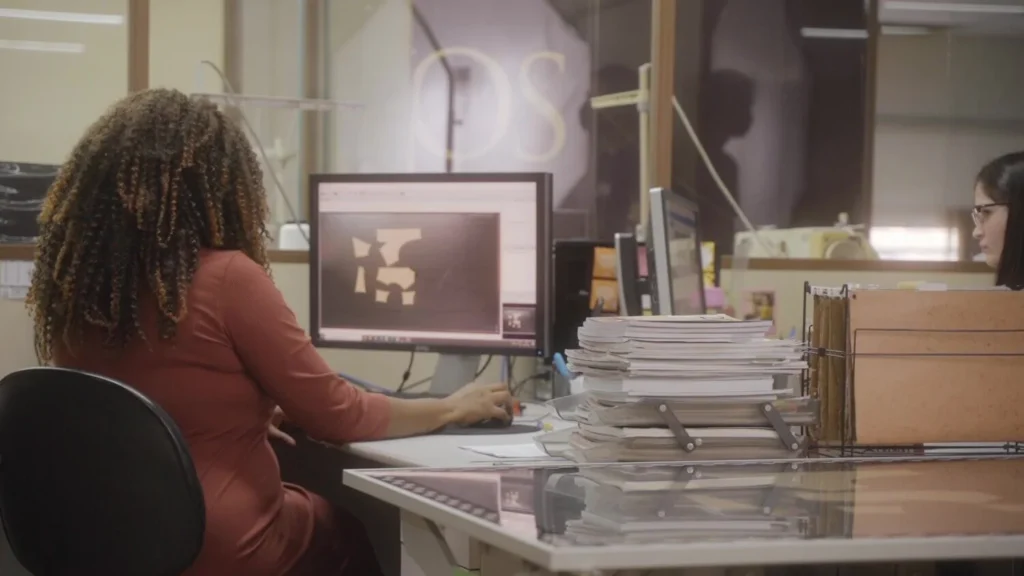 Tablero digitalizador: mujer editando patrones digitalizados en una computadora.