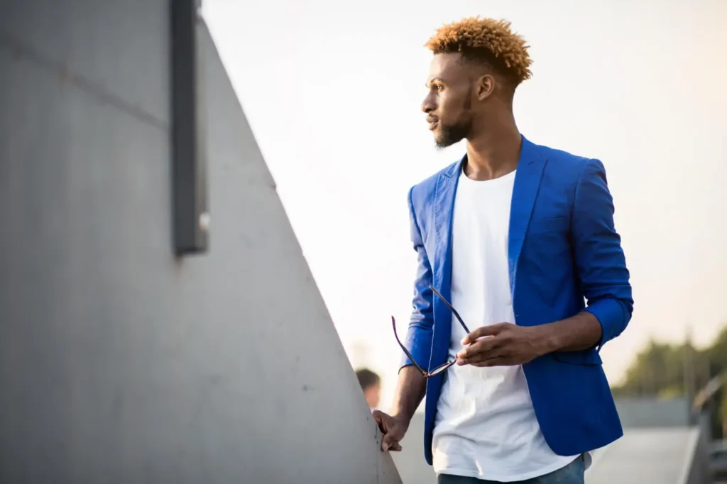 tipos de ropa: hombre com blazer azul slim e camiseta blanca
