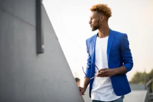 tipos de ropa: hombre com blazer azul slim e camiseta blanca