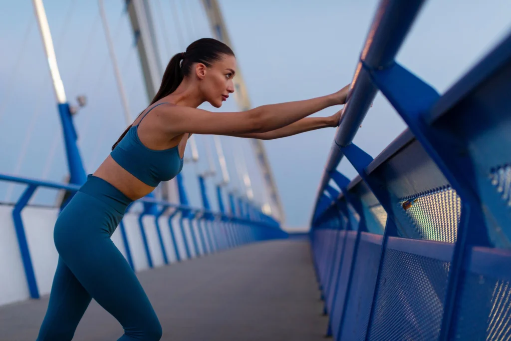 tipos de ropa: mujer con ropa deportiva azul en un puente
