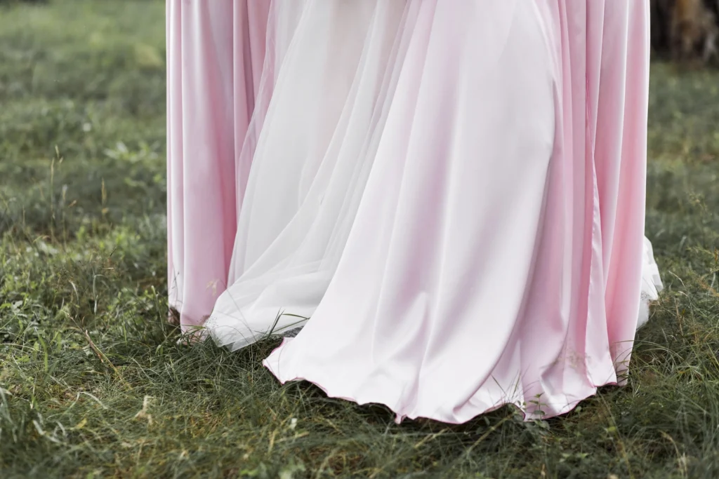 Bainha de um vestido rosa claro