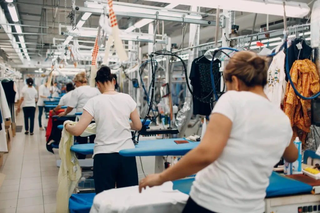 deslocalización: mujeres trabajando en una fabrica textil