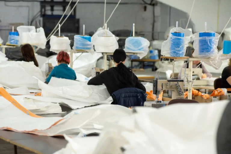¿Qué implica la deslocalización en la industria de la moda?