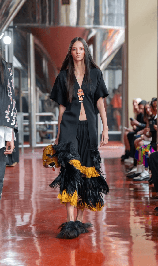 diseñadora de moda mexicanos: modelo desfilando una creacion con flequillos de la diseñadora Carla Fernández