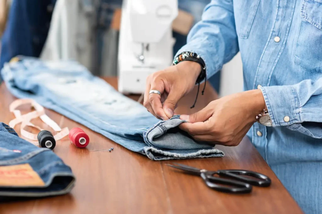 dobladillo de pantalón: persona haciendo un dobladillo de pantalón