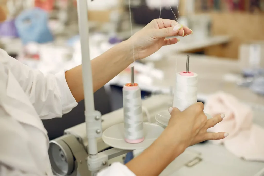 Industria textil en Colombia: mujer manejando hilos en un taller