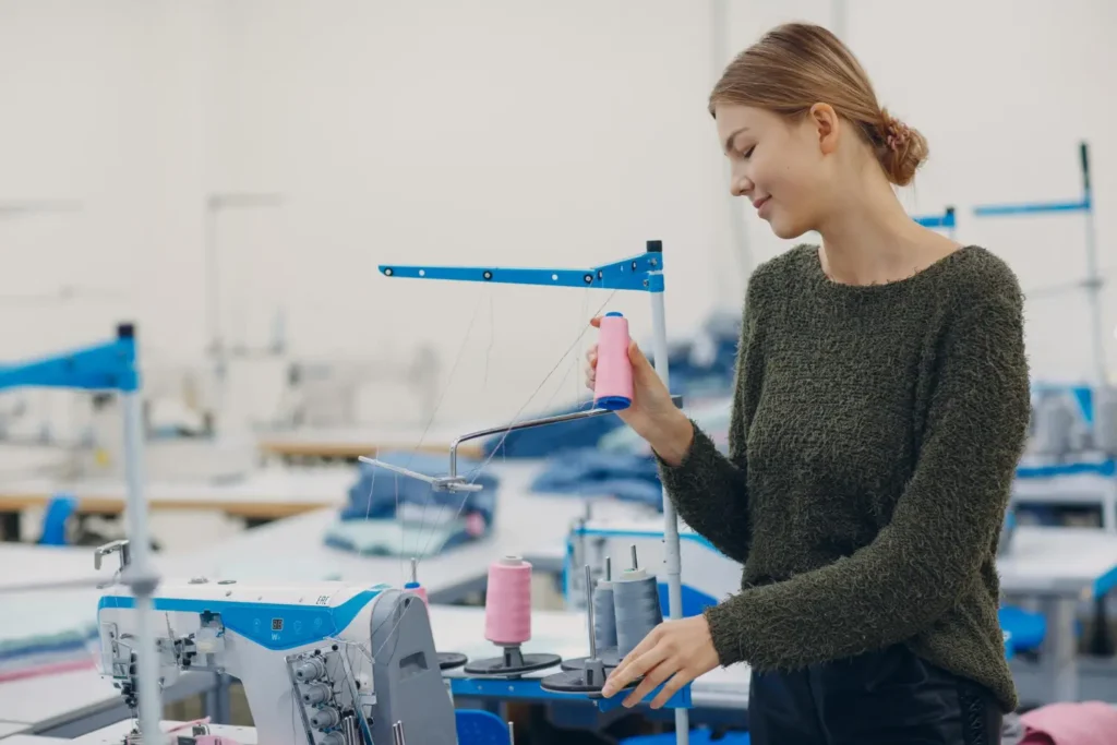 Mulher que trabalha com produ&ccedil;&atilde;o industrial t&ecirc;xtil no Brasil.