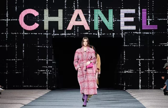Sfilata Chanel, uno dei marchi più conosciuti della storia della moda.