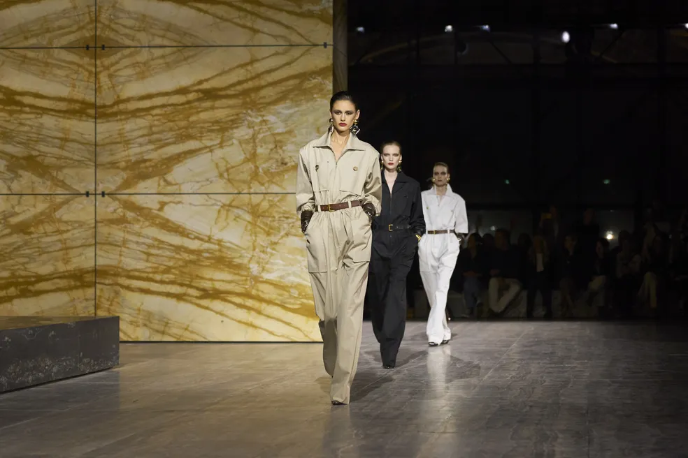 Sfilata Yves Saint Laurent, marchio famoso nella storia della moda.