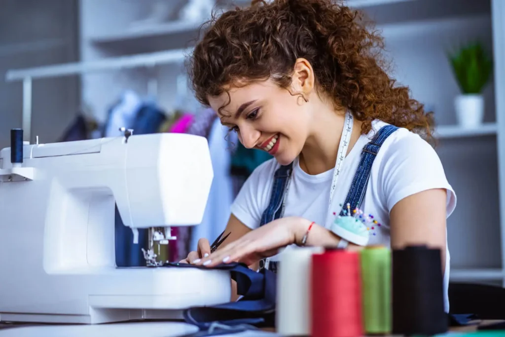 bies para costura: mujer en un taller de costura y máquina de coser