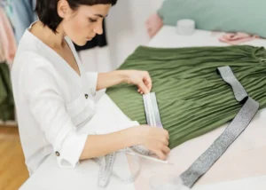 bies para costura: mujer midiendo un bies en un taller de costura