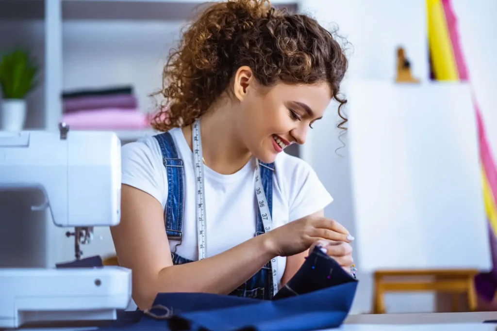 bies para costura: mujer en un taller de costura