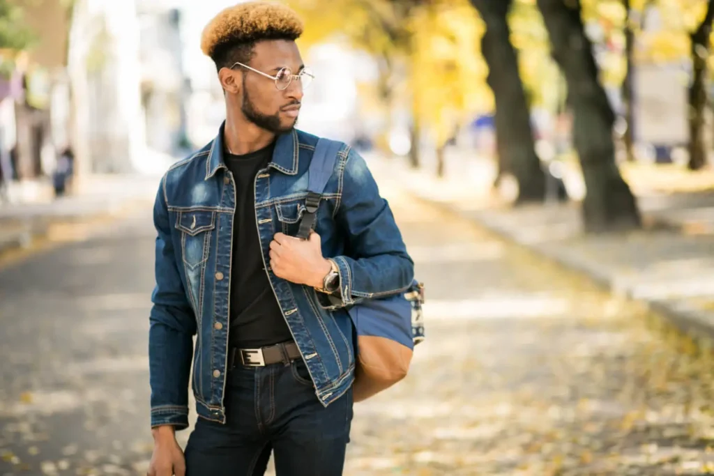 jeanswear: hombre con ropa jeans