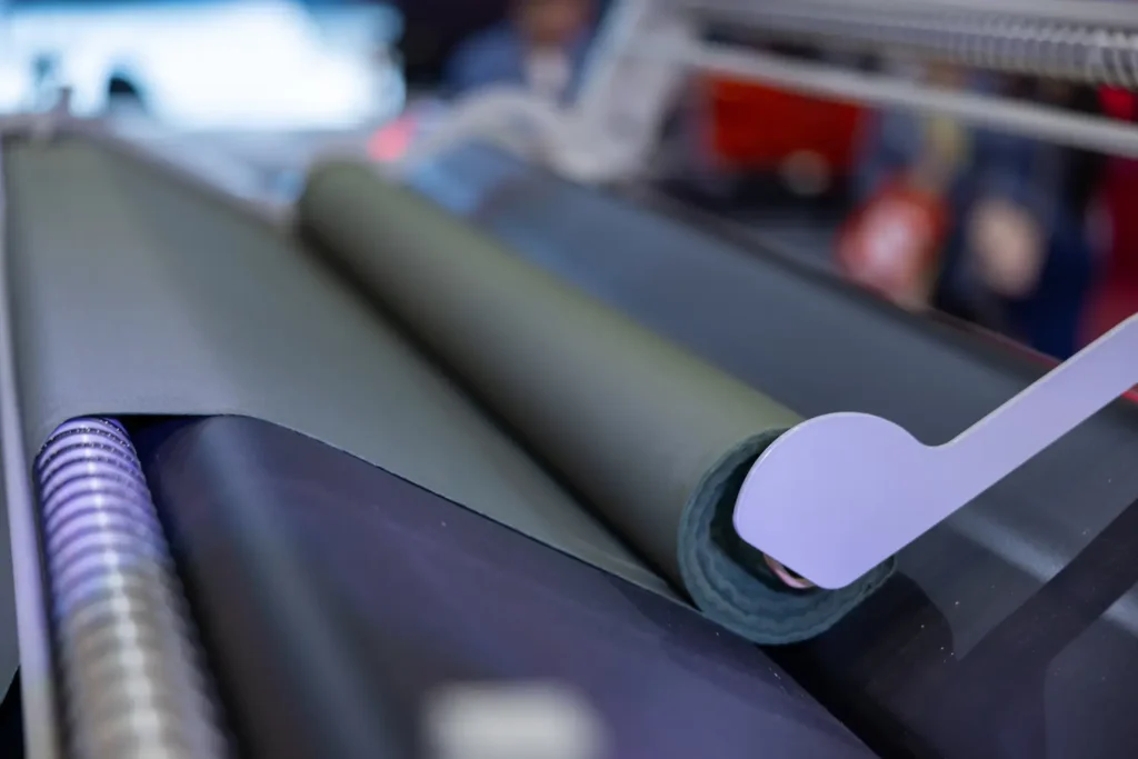Rolo de tecido em uma máquina de produção