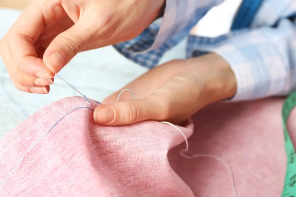tipos de dobladillo: persona cosiendo un dobladillo a mano