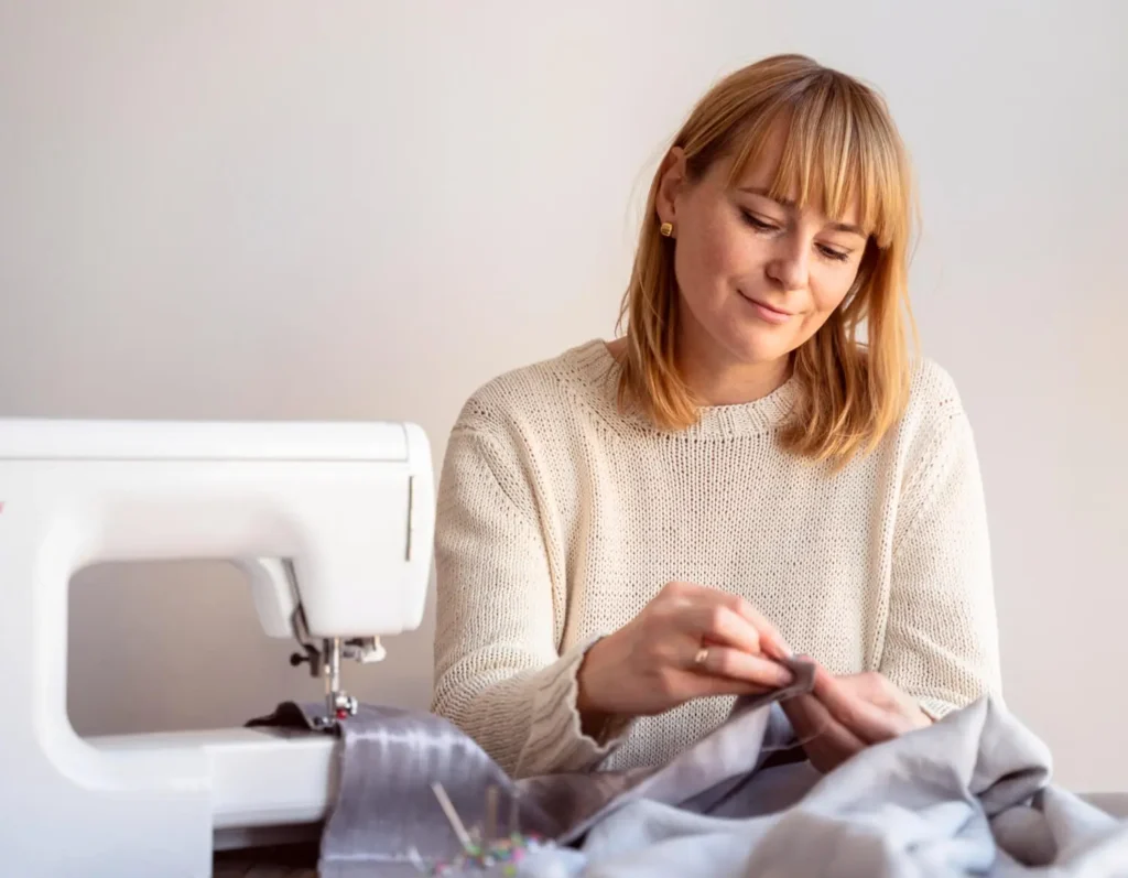 tipos de dobladillo: cosiendo con una m&aacute;quina de coser