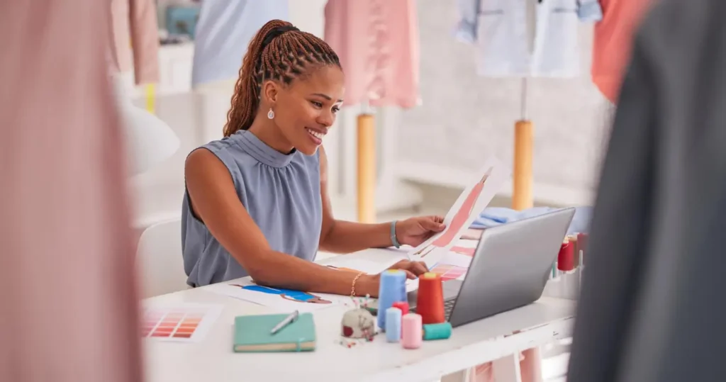 Designer de moda aprendendo como desenhar no computador