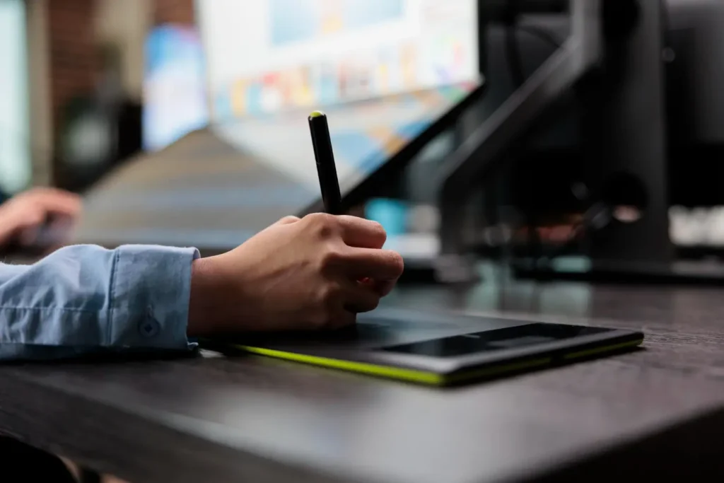 Profissional aprendendo como desenhar no computador com ajuda de uma mesa digitalizadora