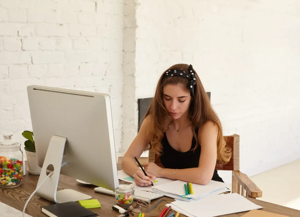 Designer de moda aprendendo como desenhar roupas no computador