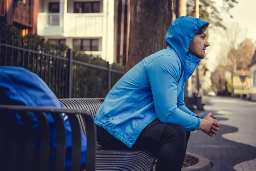 dise&ntilde;ar sudaderas: hombre sentado vestido con una sudadera azul
